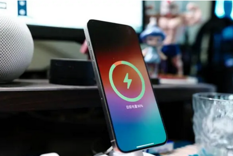 友好苹果15换屏服务分享用什么充电器给iPhone15充电更好 